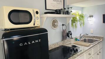 Frigorifero, microonde, piano cottura, macchina per tè/caffè