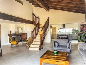 Televisión, chimenea y libros 
