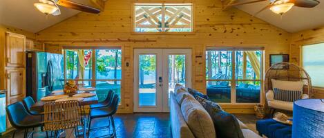 Televisor intel·ligent, llar de foc, llibres i biblioteca musical