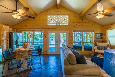 Fisher's Point Lakefront-South Toledo Bend-Hot Tub Private Beach Sleeps 6 Pets