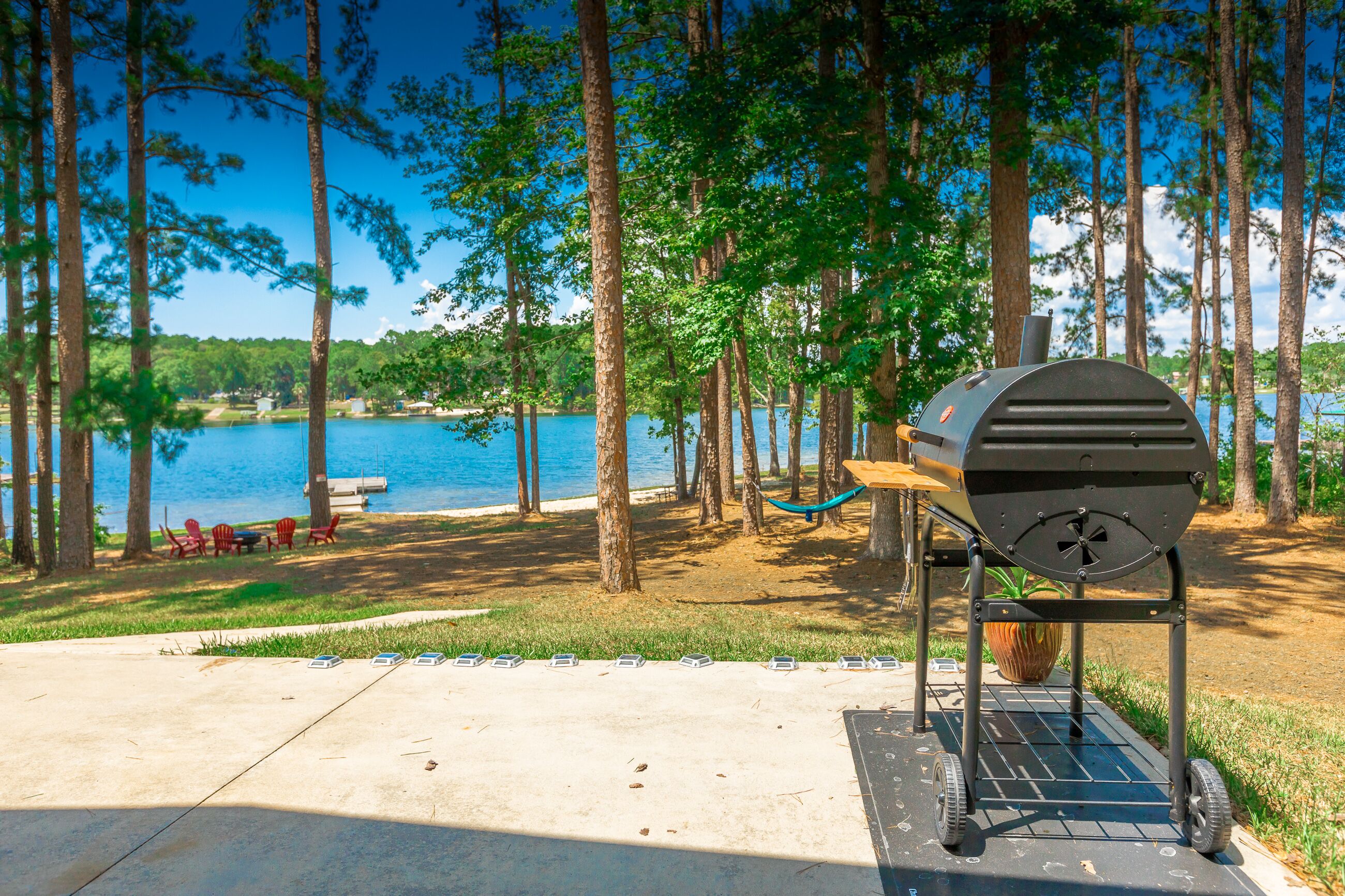 Een barbecue in een park met uitzicht op een meer.