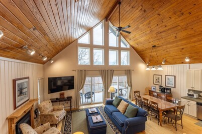 5BR Chalet Stunning Views,Hot Tub,Walk to Slopes