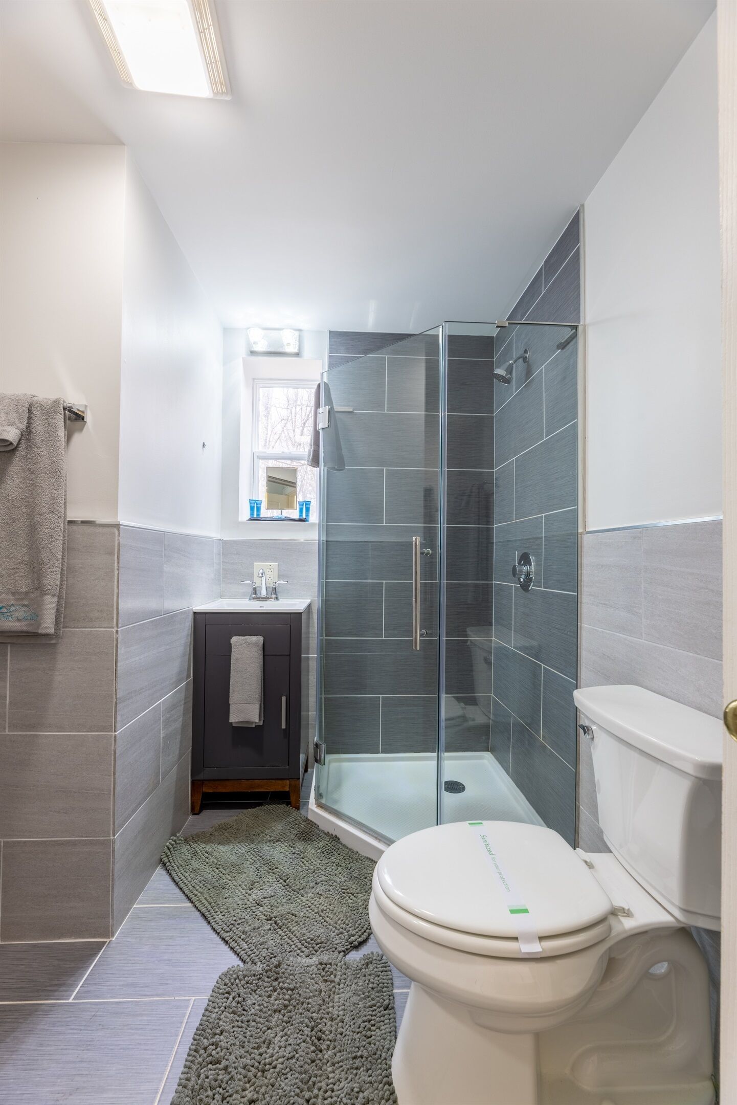 Ensemble douche/baignoire, sèche-cheveux, serviettes fournies