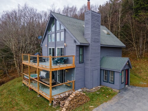 5BR Chalet Stunning Views,Hot Tub,Walk to Slopes