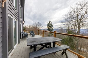 Outdoor dining - 5BR Chalet Stunning Views,Hot Tub,Walk to Slopes (Snowshoe)