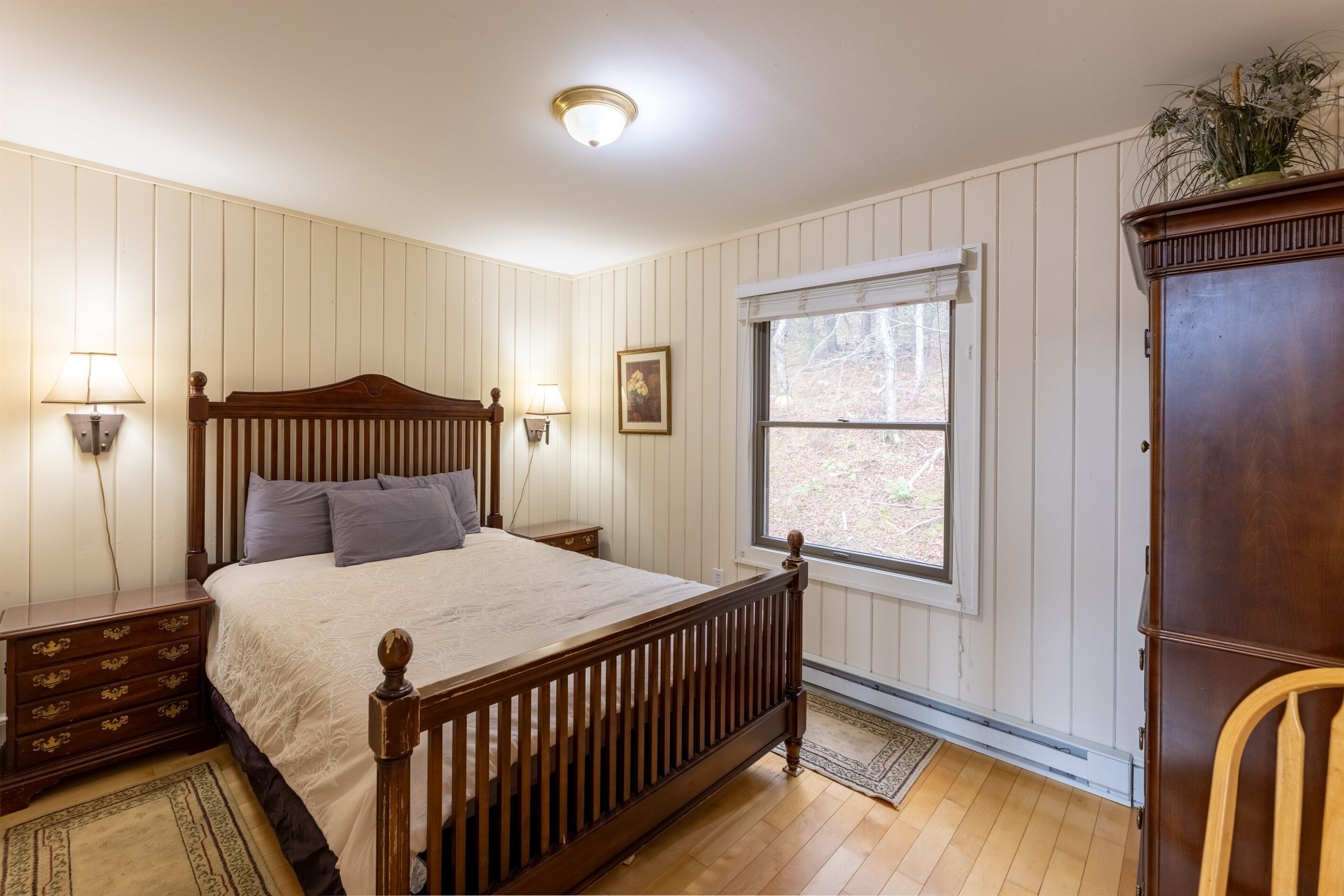 5 bedrooms, desk, iron/ironing board, travel crib