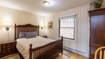5 bedrooms, desk, iron/ironing board, travel crib