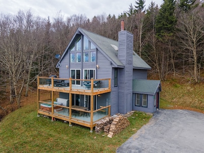 5BR Chalet Stunning Views,Hot Tub,Walk to Slopes