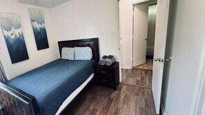 3 bedrooms, desk, iron/ironing board, free WiFi