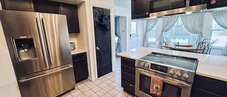 Refrigerador, microondas, horno y parrilla de estufa
