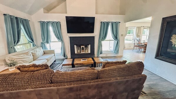 Smart TV, fireplace