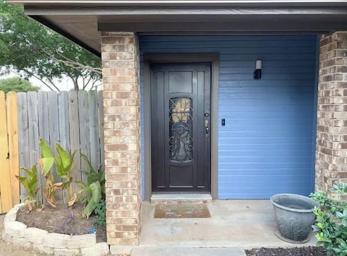Spacious Family Friendly Retreat Centrally Located with Big Backyard