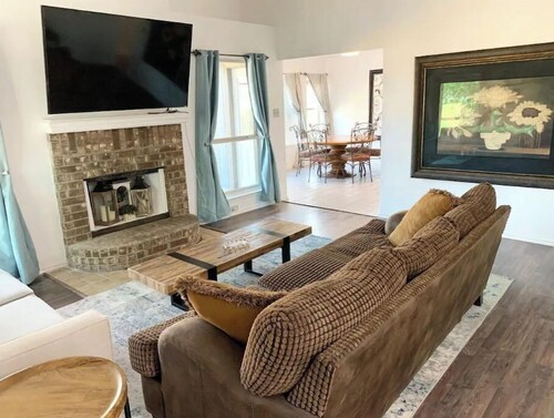 Spacious Family Friendly Retreat Centrally Located with Big Backyard