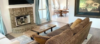 Dog-Friendly Keller Retreat, Fenced Yard, Near AT&T Stadium & Lake Grapevine
