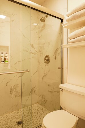 Combined shower/tub, hair dryer, towels, soap - The Arches (McAllen)