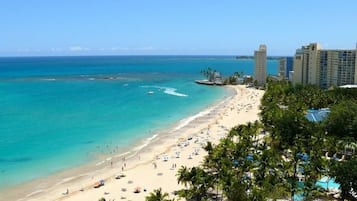 En la playa, camastros y toallas de playa