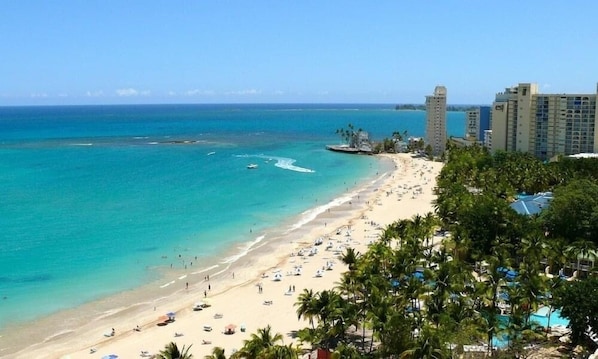 En la playa, camastros y toallas de playa