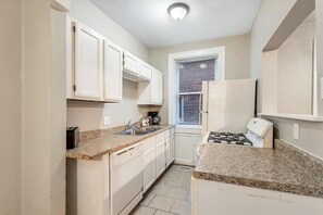 Een koelkast, een magnetron, een oven, een kookplaat