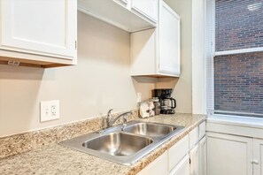 Fridge, microwave, oven, stovetop - Tower Grove Getaway sleeps 8 (St. Louis)