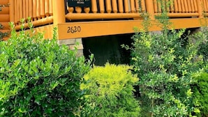 A wooden cabin with a porch, a sign reading "Bear Footin", and the number 2620. - 2 Bedroom  Cabin inside Pigeon Forge (Pigeon Forge)