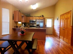 冰箱、微波炉、烤箱、炉灶