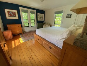 3 bedrooms, desk, iron/ironing board, free WiFi