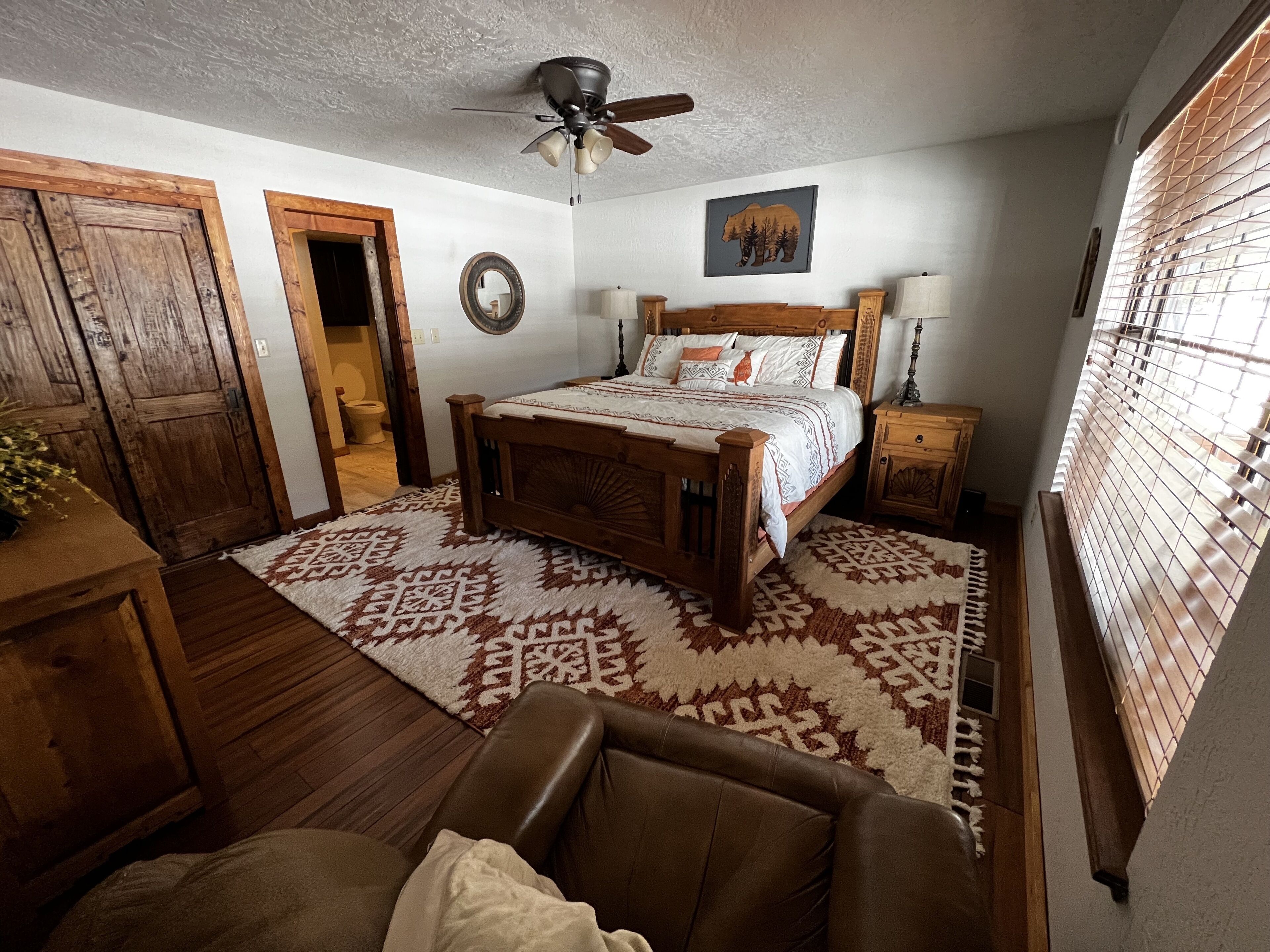 5 chambres, bureau, fer et planche à repasser, lit parapluie