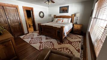 5 bedrooms, desk, iron/ironing board, travel cot