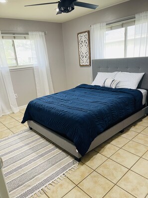 3 bedrooms, desk, WiFi, bed sheets - The Pool House (McAllen)