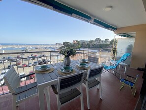 تناول الطعام بالخارج