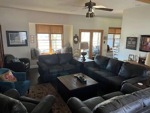 Smart TV, fireplace - Nashville Riverfront Retreat-with Hot Tub. (Nashville)