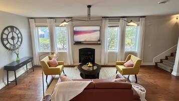 Smart TV, chimenea, libros