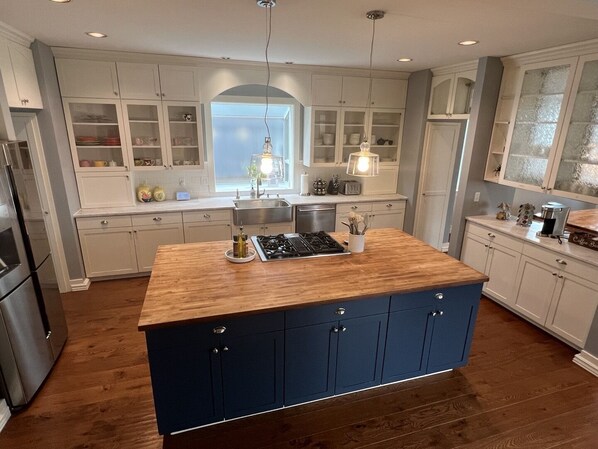 Fridge, microwave, oven, stovetop - Downtown Mid-Century Modern Luxury Getaway (Anchorage)