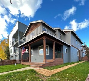 Exterior - Downtown Mid-Century Modern Luxury Getaway (Anchorage)