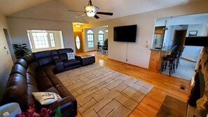 تلفزيون ذكي، مدفأة، كرة قدم الطاولة، كُتُب