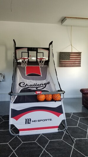 Game room - MOUNTAIN CABIN IN EAST TENNESSE  (Strawberry Plains)