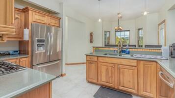 Een koelkast, een magnetron, een oven, een kookplaat