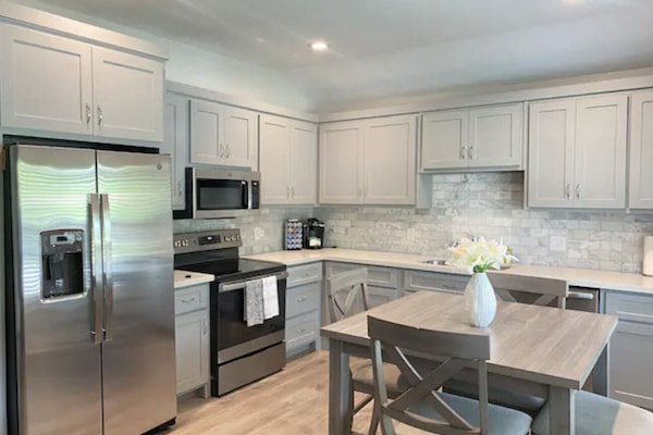 Køleskab, mikrobølgeovn, ovn, kogeplade