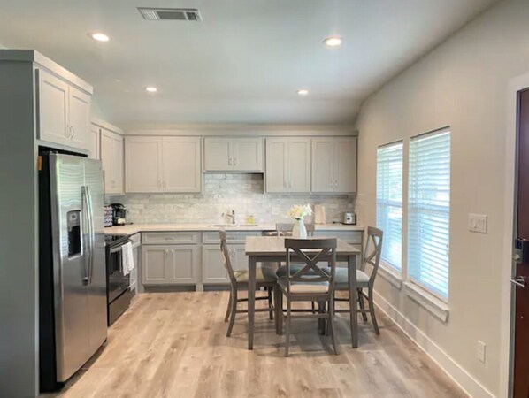 冰箱、微波炉、烤箱、炉灶