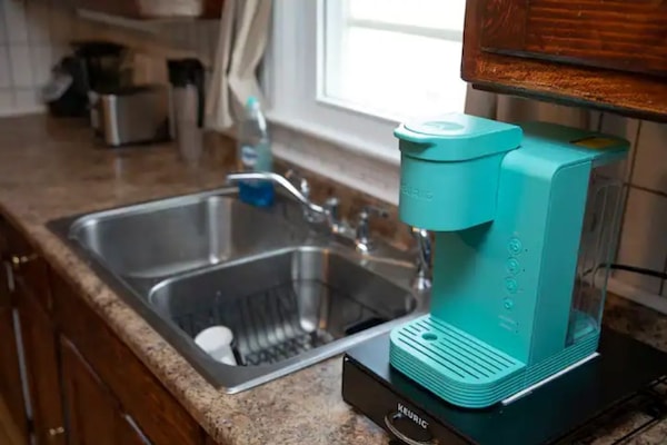 Cafeteira/chaleira, geladeira, micro-ondas, fogão