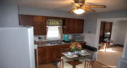 Cozy 2 bedroom home located minutes from downtown