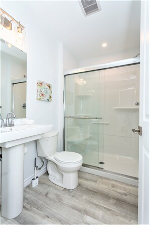 Combined shower/bathtub, hair dryer, towels, soap - Port Stanley 5 BRs 3Bath Cottage in Kokomo Beach Club - Walk to Beach & Downtown (Port Stanley)