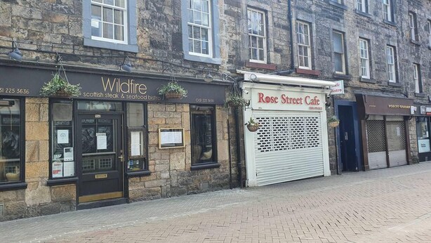 A street view with a building housing Wildfire, a Scottish steak and seafood bistro, and Rose Street Cafe. - Lovely 2 Bedroom Flat in the Heart of the City (Edinburgh)