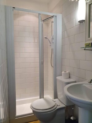 Apartment | Bathroom | Shower, hair dryer, towels - Lovely 2 Bedroom Flat in the Heart of the City (Edinburgh)