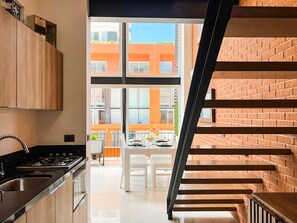 Réfrigérateur, micro-ondes, four, plaque de cuisson