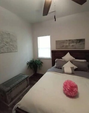 3 bedrooms, desk, free WiFi - A NEWLY REMODEL MODERN MASTERPIECE (Birmingham)