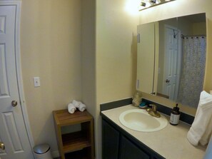 Suihkun ja ammeen yhdistelmä, pyyhkeet, saippua, vessapaperi