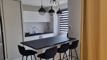 Fridge, microwave, stovetop, dishwasher