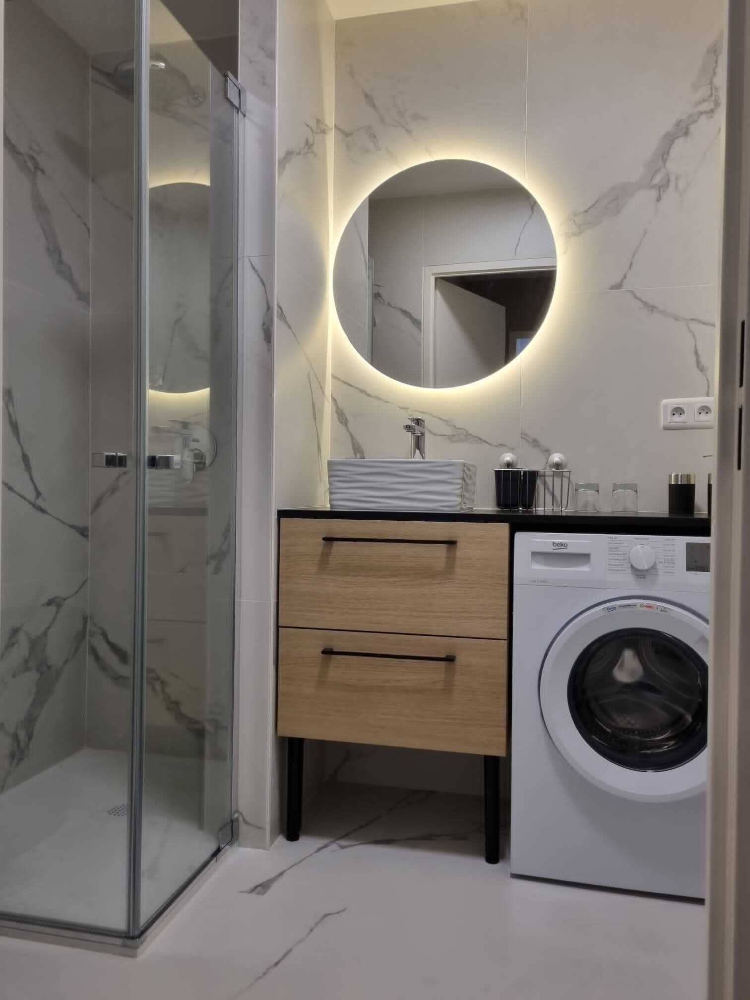 Douche, sèche-cheveux, savon, papier toilette