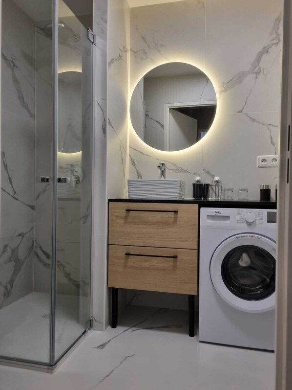 Dusche, Haartrockner, Seife, Toilettenpapier